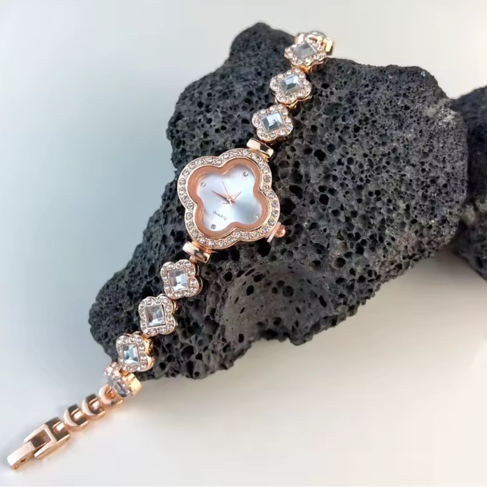 Alhambra White Clover Luxury Crystal Bracelet Watch - Picture 7 of 7